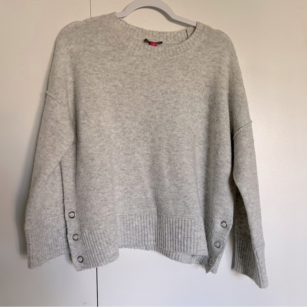 Vince Camuto Cozy Gray Women's Sweater with Side Button Detail size Medium